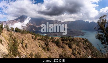 Trekking auf den 3726 Meter hohen Vulkan Gunung Rinjani im Mount Rinjani Nationalpark, Lombok, Indonesien Stockfoto