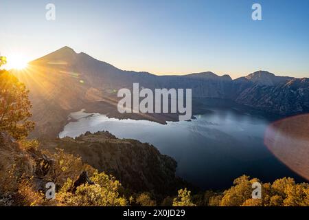 Trekking auf den 3726 Meter hohen Vulkan Gunung Rinjani im Mount Rinjani Nationalpark, Lombok, Indonesien Stockfoto