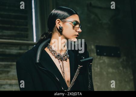 Paris, Frankreich. Februar 2024. Ein Model posiert mit Schmuck der Marke VANN. Die Hong Kong Jewellery-Marke VANN präsentierte ihre Kollektion „Self-Discrepancy“ während der Fashion Week AW24 in Paris. Unter der Organisation der Hong Kong Fashion Farm Foundation wollte die Marke die untrennbare Beziehung zu Medien, elektronischen Geräten und Technologie widerspiegeln. (Credit Image: © Lara Hauser/SOPA Images via ZUMA Press Wire) NUR REDAKTIONELLE VERWENDUNG! Nicht für kommerzielle ZWECKE! Stockfoto