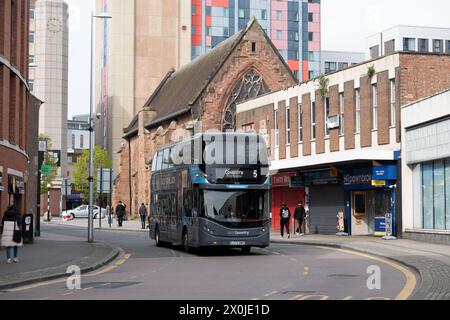 National Express Coventry Nr. 5 Busservice im Stadtzentrum von Coventry, West Midlands, England, Großbritannien Stockfoto