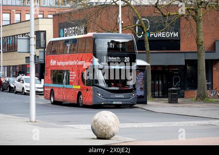 National Express Coventry Nr. 20 Busservice im Stadtzentrum von Coventry, West Midlands, England, Großbritannien Stockfoto