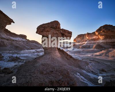 Auf der Straße in der Wüstenregion Al Huqf in Oman, Stockfoto