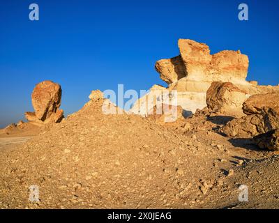 Auf der Straße in der Wüstenregion Al Huqf in Oman, Stockfoto