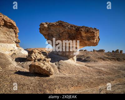 Auf der Straße in der Wüstenregion Al Huqf in Oman, Stockfoto