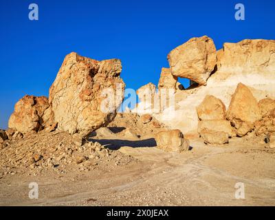 Auf der Straße in der Wüstenregion Al Huqf in Oman, Stockfoto