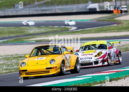 SCARPERIA E SAN PIERO, ITALIEN, 5. APRIL 2024, AUSDAUERRENNEN LEGENDEN, PORSCHE 993 GT2 BEIM MUGELLO KLASSIKER 2024, MUGELLO CIRCUIT (ITALIEN), APRIL Stockfoto