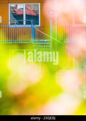 Ein verschwommener Schuss, der ein Gebäude mit Treppen in eine Wohnung in Mölndal, Schweden, erfasst. Der Fokus liegt auf den architektonischen Details und den aufsteigenden s Stockfoto