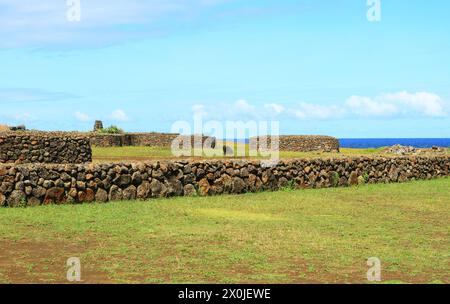 Überreste von Steinhäusern im Orongo Village, einem Zeremonialzentrum auf der Osterinsel in Chile, Südamerika Stockfoto