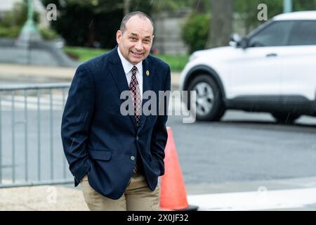 Washington, Usa. April 2024. US-Repräsentant Bob Good (R-VA), der vor dem Kapitol im Regen spaziert. (Foto: Michael Brochstein/SIPA USA) Credit: SIPA USA/Alamy Live News Stockfoto