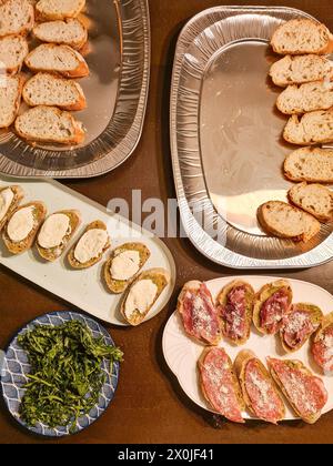 Zubereitung zum Schneiden des Brotes auf Servierplatten und Tellern für das Buffet Stockfoto