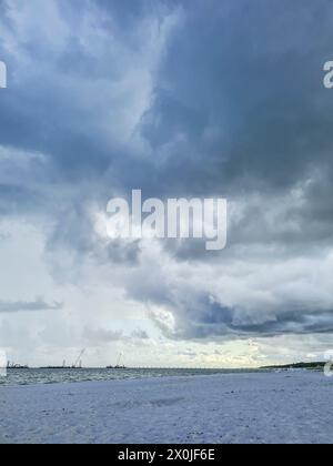 Deutschland, Mecklenburg-Vorpommern, Prerow, Wolkenbildung am Strand der Ostseeküste, Blick über den leeren Strand bis zum Horizont Stockfoto