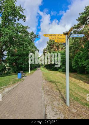 Ein Richtungsschild auf dem öffentlich zugänglichen Radweg und Fußgängerweg im Ferienort und Ostseebad Prerow, Fischland Darss, Mecklenburg-Vorpommern Stockfoto