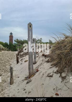 Düne mit Schild zum Leuchtturm Darßer Ort, im Hintergrund Leuchtturm am Weststrand, Ostseebad Prerow, Mecklenburg-Vorpommern, Deutschland Stockfoto