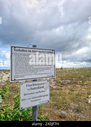 Im Vordergrund der Dünenlandschaft befindet sich ein Schild mit dem Hochwasserschutzgebiet Prerow, Mecklenburg-Vorpommern Stockfoto