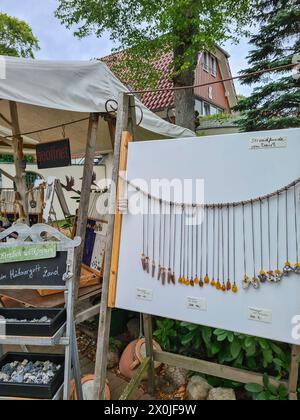 Souvenirgeschäft mit Bernsteinschmuck und Bernsteinsteinen im Ferienort und Ostseebad Prerow, Fischland Darß, Mecklenburg-Vorpommern, Deutschland Stockfoto