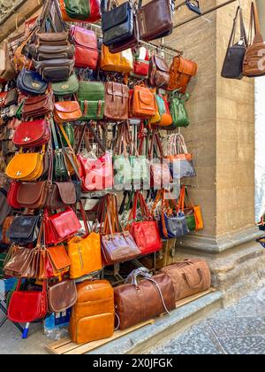 Florenz, Italien - 04. April 2024: Lederhandtaschen und -Geldbörsen florentinischer Handwerkskunst zum Verkauf auf dem Porcellino-Markt unter dem 16. Jahrhundert Stockfoto