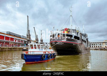 Thekla wurde 2019 durch Bristol Harbour in Richtung The Grove gezogen Stockfoto