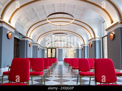 Reich verzierte Decke und Marmorboden in einem Veranstaltungsraum des neu renovierten Paisley Town Hall, das 2023 wiedereröffnet wurde Stockfoto