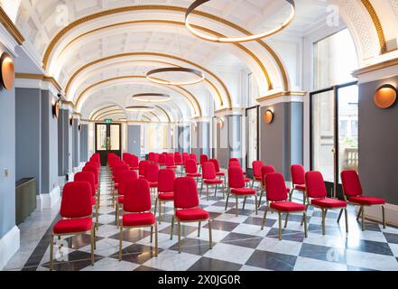 Reich verzierte Decke und Marmorboden in einem Veranstaltungsraum des neu renovierten Paisley Town Hall, das 2023 wiedereröffnet wurde Stockfoto