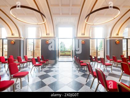 Reich verzierte Decke und Marmorboden in einem Veranstaltungsraum des neu renovierten Paisley Town Hall, das 2023 wiedereröffnet wurde Stockfoto