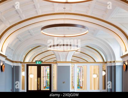 Reich verzierte Decke und Marmorboden in einem Veranstaltungsraum des neu renovierten Paisley Town Hall, das 2023 wiedereröffnet wurde Stockfoto
