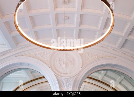 Verzierte Decke und ovale LED-Leuchten in einem Veranstaltungsraum des neu renovierten Paisley Town Hall, das 2023 wiedereröffnet wurde Stockfoto