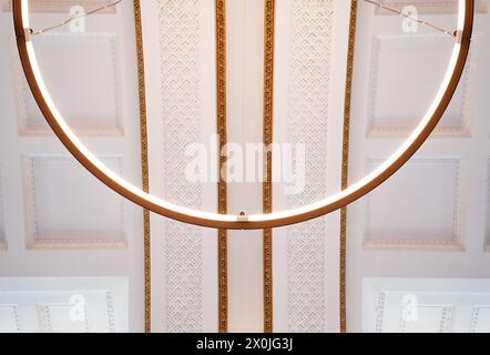 Verzierte Decke und ovale LED-Leuchten in einem Veranstaltungsraum des neu renovierten Paisley Town Hall, das 2023 wiedereröffnet wurde Stockfoto