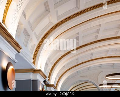 Reich verzierte Decke und Marmorboden in einem Veranstaltungsraum des neu renovierten Paisley Town Hall, das 2023 wiedereröffnet wurde Stockfoto