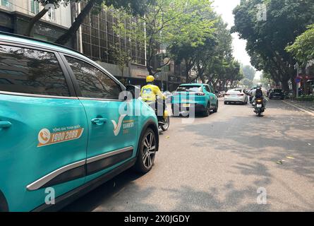 Vinfast-Elektrotaxis werden in allen größeren Städten Vietnams eingesetzt. 베트남 전기차, ベトナムの電気自動車, वियतनामी इलेक्ट्रिक कारें, 越南电动汽车 Xanh SM Taxi Stockfoto