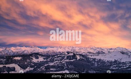 Intensive Farben nach Sonnenuntergang in einer winterlichen Berglandschaft. Blick über die Hörner-Gruppe auf den Allgäuer Hauptkamm bei Oberstdorf. Allgäuer Alpen, Bayern, Deutschland, Europa Stockfoto