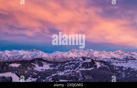 Intensive Farben nach Sonnenuntergang in einer winterlichen Berglandschaft. Blick über die Hörner-Gruppe auf den Allgäuer Hauptkamm bei Oberstdorf. Allgäuer Alpen, Bayern, Deutschland, Europa Stockfoto