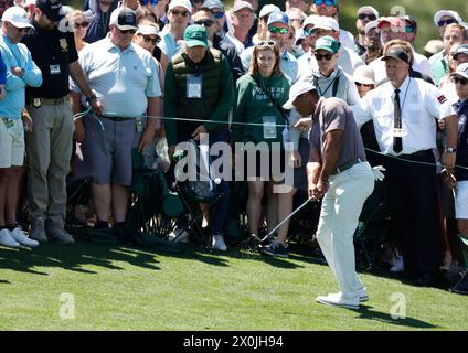 Augusta, Usa. April 2024. Tiger Woods trifft seinen dritten Schuss auf dem neunten Grün in der zweiten Runde des Masters Turniers im Augusta National Golf Club in Augusta, Georgia am Freitag, den 12. April 2024. Foto: John Angelillo/UPI Credit: UPI/Alamy Live News Stockfoto