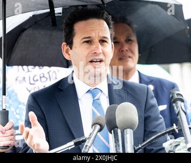 Washington, Usa. April 2024. US-Senator Brian Schatz (D-HI) sprach auf einer Pressekonferenz zum „Tag des (Nein) Schweigens“ und zur Einführung der „Rise Up“-Resolution von 2024 im US-Kapitol. Quelle: SOPA Images Limited/Alamy Live News Stockfoto