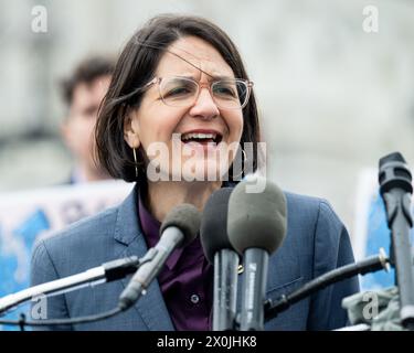 Washington, Usa. April 2024. US-Repräsentant Becca Balint (D-VT) sprach auf einer Pressekonferenz zum „Tag des (Nein) Schweigens“ und zur Einführung der Resolution „Rise Up“ von 2024 im Kapitol der USA. Quelle: SOPA Images Limited/Alamy Live News Stockfoto