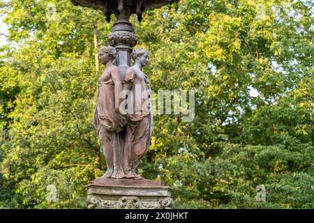 Skulpturen des Brunnens Les Trois Gräces im Parc Saint-Pierre in Calais, Frankreich Stockfoto