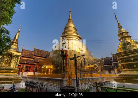 Golden Chedi Phrathatluang des buddhistischen Tempelkomplexes Wat Phra Singh, Chiang Mai, Thailand, Asien Stockfoto