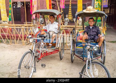 Fahrradrikscha-Fahrer, die auf Kunden warten, Chiang Mai, Thailand, Asien Stockfoto