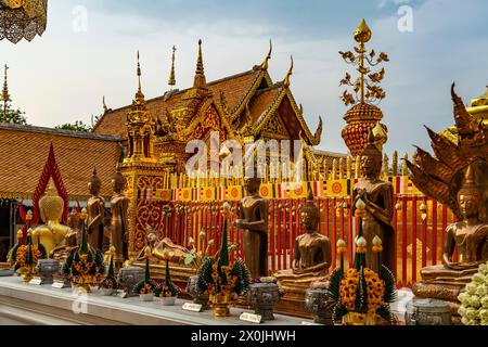 Buddha-Statuen im buddhistischen Tempelkomplex Wat Phra That Doi Suthep, Wahrzeichen von Chiang Mai, Thailand, Asien Stockfoto