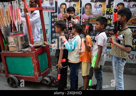 Dhaka, Bangladesch. April 2024. Während des eid-Urlaubs in Dhaka, Bangladesch, vom 12. Bis 2024. April stehen Kinder vor einem Eiswagen mit Spielzeugpistolen. (Kreditbild: © Md. Rakibul Hasan/ZUMA Press Wire) NUR REDAKTIONELLE VERWENDUNG! Nicht für kommerzielle ZWECKE! Stockfoto