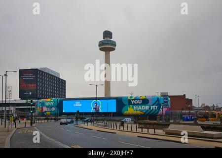 England, Liverpool - 28. Dezember 2023: Blick auf Liverpool mit Radio City Tower, St. Johns Shopping Center und Holiday Inn Hotel. Stockfoto