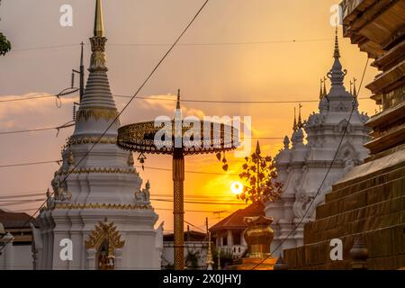 Sonnenuntergang am buddhistischen Tempel Wat Phra That Si in Chom Thong, Thailand, Asien Stockfoto