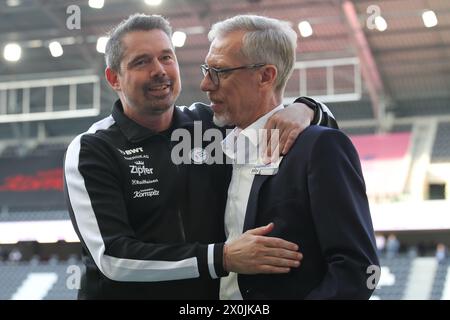 Linz, Österreich. April 2024. LINZ, ÖSTERREICH - 12. APRIL: Cheftrainer Thomas Darazs von LASK und ehemaliger österreichischer Fußballspieler ein TV-Experte Peter Stoeger von Österreich während des Admiral-Bundesliga-Spiels zwischen LASK und FC Red Bull Salzburg in der Raiffeisen Arena am 12. April 2024 in Linz, Österreich .240412 SEPA 07 003 - 20240412 PD7301 Credit: APA-PictureDesk/Alamy Live News Stockfoto