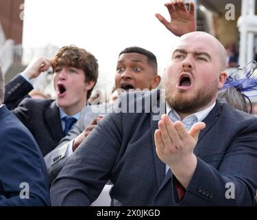 12. April 2024; Aintree Racecourse, Aintree, Merseyside, England: 2024 Grand National Festival Day 2; Zuschauer jubeln die Pferde an, die sie unterstützten. Stockfoto