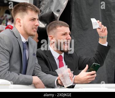 12. April 2024; Aintree Racecourse, Aintree, Merseyside, England: 2024 Grand National Festival Day 2; Ein Spieler jubelt auf dem Pferd, das er unterstützte. Stockfoto