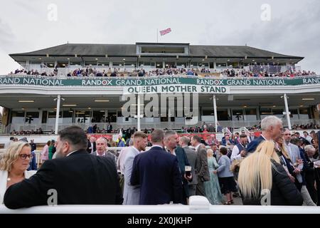 12. April 2024; Aintree Racecourse, Aintree, Merseyside, England: 2024 Grand National Festival Day 2; Ein allgemeiner Blick auf den Queen Mother Stand auf der Aintree Racecourse Stockfoto