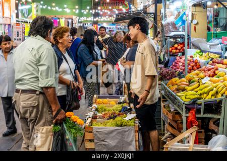 Argentinien Kaufen Frisches Obst Im Mercado Central, Salta, Provinz Salta, Argentinien. Stockfoto