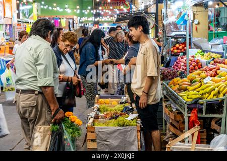 Argentinien Kaufen Frisches Obst Im Mercado Central, Salta, Provinz Salta, Argentinien. Stockfoto