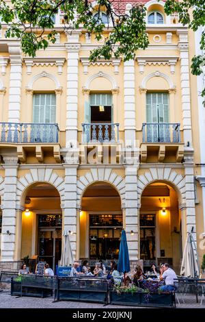 Leute, die vor Einem Café/Bar auf der Plaza 9 de Julio, Salta, Provinz Salta, Argentinien sitzen. Stockfoto