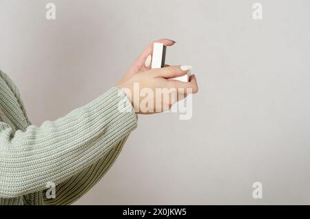 Frau, die einem Freund die Ehe vorschlägt, mit einem Ringkasten in den Händen Stockfoto