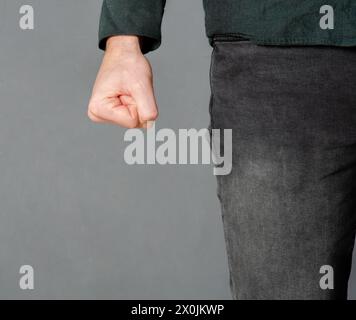 Ein Mann, der seine Faust hart geballt. Häusliche Gewalt und Geschlechtermissbrauch Stockfoto